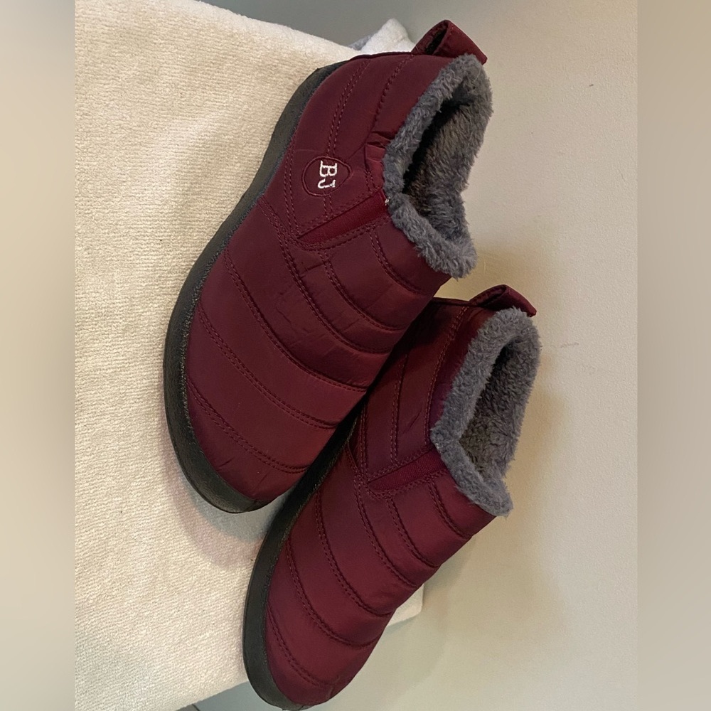 Bj red/maroon/burgundy slip on boots. Marked 41. Comparable to size 8.